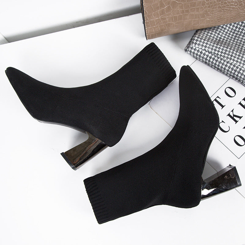 Women's black insulated boots in a straight line Comfortable and stylish pointed-toe heels Women's casual block heels