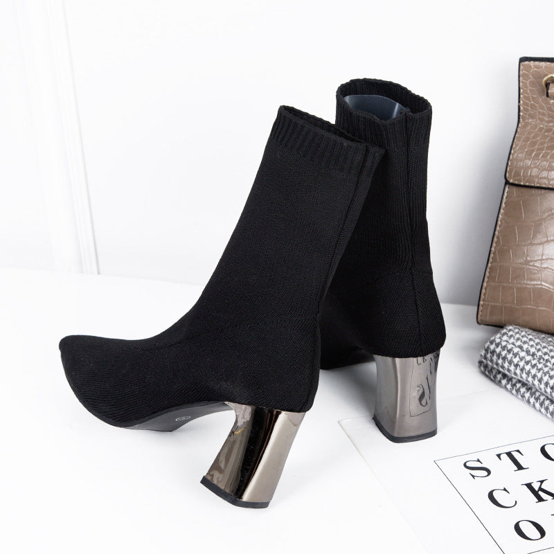 Women's black insulated boots in a straight line Comfortable and stylish pointed-toe heels Women's casual block heels