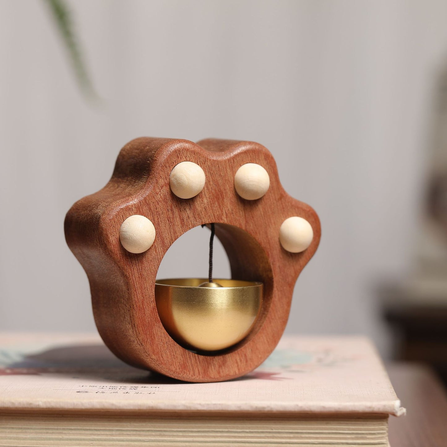 Factory direct sales ebony wood cat claw doorbell pendant creative magnetic wind chime decoration cute solid wood doorbell pendant
