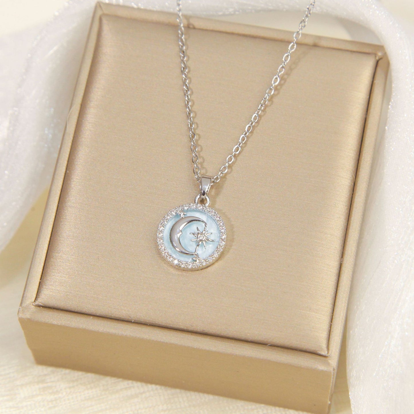 Foreign trade jewelry, star and moon necklaces, non-fading, women's light luxury, versatile, high-end copper micro-inlaid clavicle chain spot wholesale