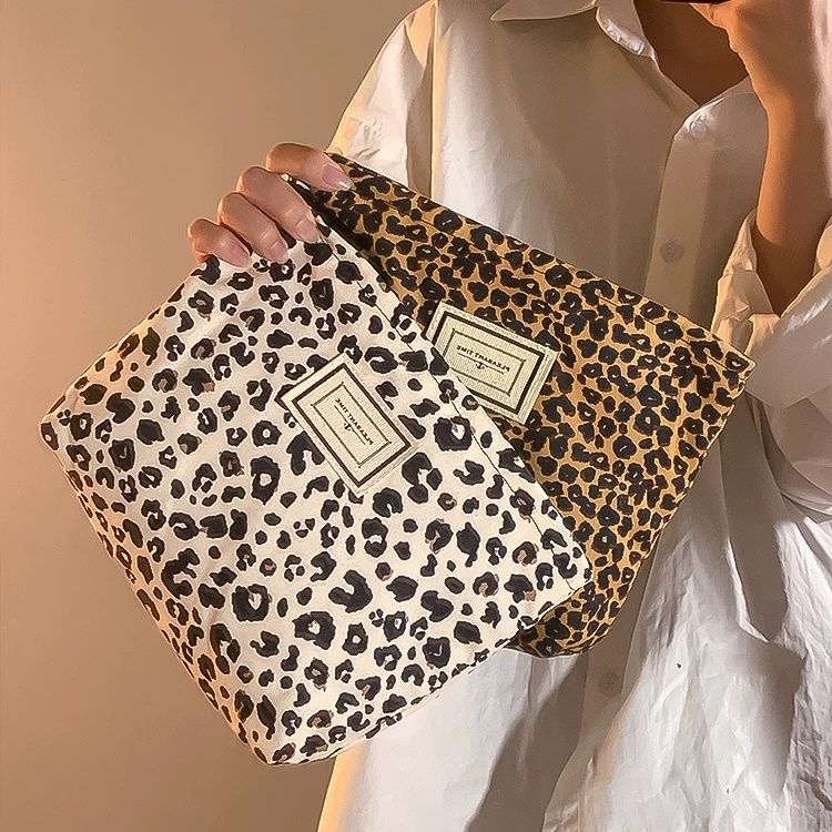 Leopard print canvas cosmetic bag, women's portable, large capacity travel carry-on skincare products, lipstick storage bag, toiletry bag