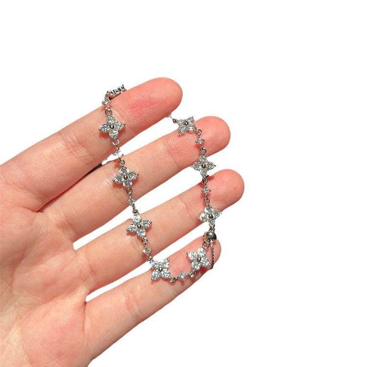 Light luxury, high-end sparkling diamond four-leaf clover bracelet, women's vingate, fresh and versatile bracelets, fashion temperament, hand jewelry