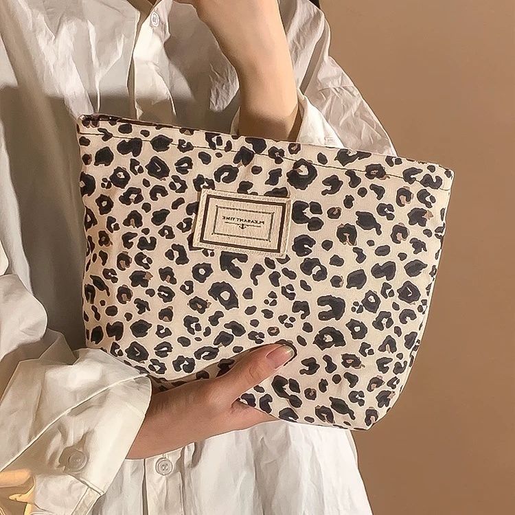 Leopard print canvas cosmetic bag, women's portable, large capacity travel carry-on skincare products, lipstick storage bag, toiletry bag