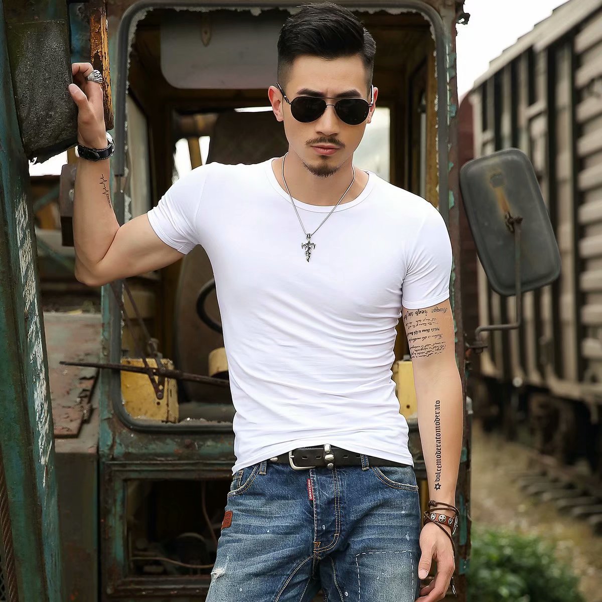 short sleeve men's t-shirt round neck korean slim fit men's half sleeve skinny stretch t-shirt white black base shirt summer