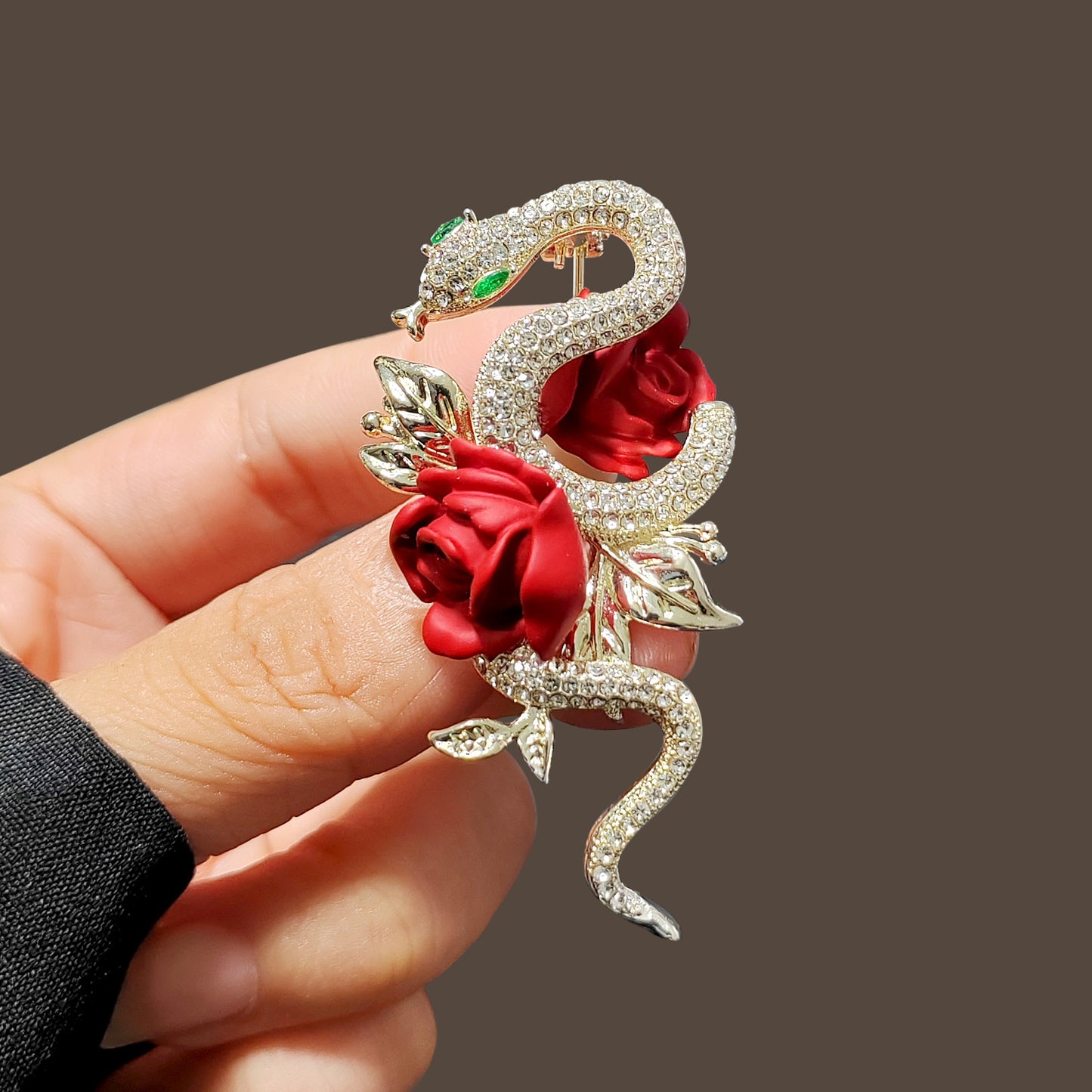 Red roses, golden snake brooches, high-end women's niche design, temperament, pins, corsage, accessories, New Year's gifts