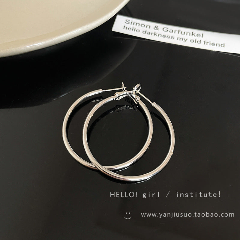 Simple plain circle hoop earrings women's 2024 new hot light luxury niche earrings with a sense of luxury and unique temperament