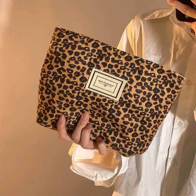 Leopard print canvas cosmetic bag, women's portable, large capacity travel carry-on skincare products, lipstick storage bag, toiletry bag