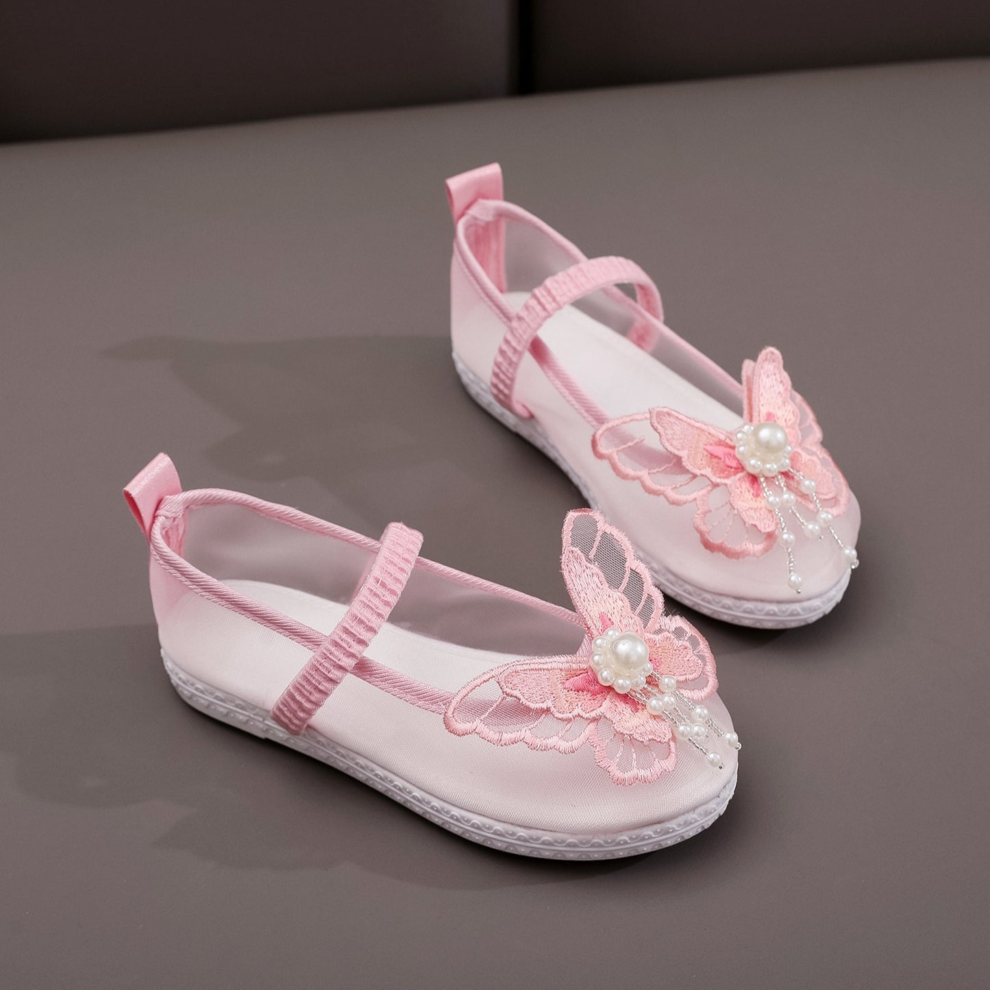 Children's shoes: Hanfu embroidered shoes, girls' mesh yarn, ethnic style, ancient costume embroidery, small butterfly shoes, children's dance shoes