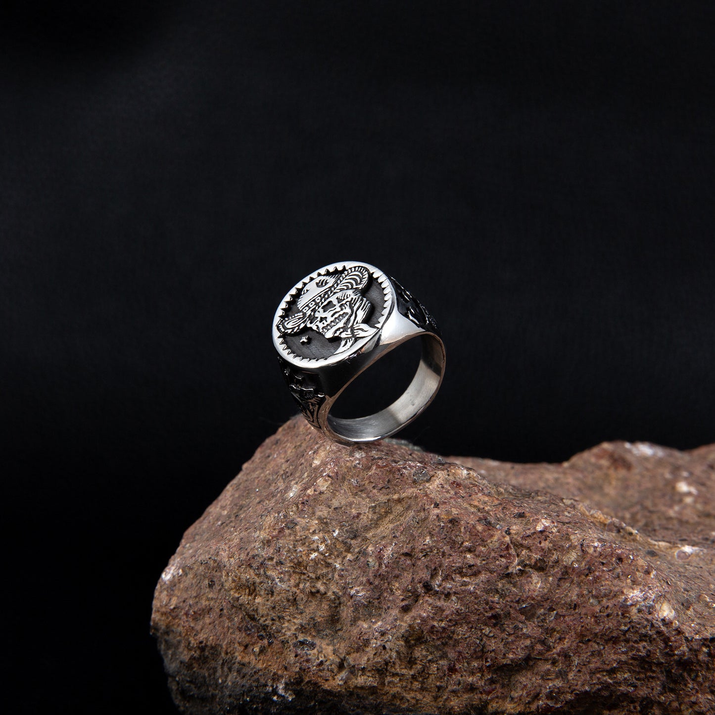 Cross-border jewelry wholesale European and American personality pipe skull titanium steel ring retro punk men's stainless steel ring
