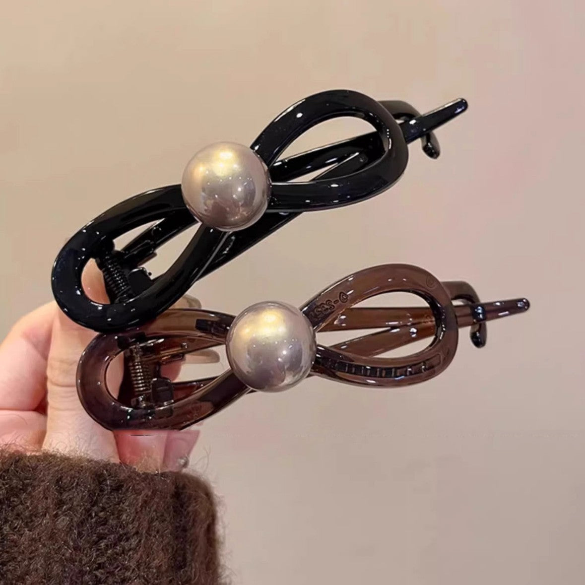 Bow pearl word grab clip women's sense of luxury 2024 new twist twist hairpin back of the head pan hairpin headpiece headpiece headwear