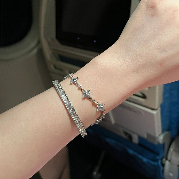 Light luxury, high-end sparkling diamond four-leaf clover bracelet, women's vingate, fresh and versatile bracelets, fashion temperament, hand jewelry