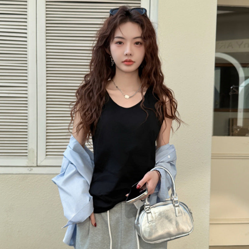 In spring and summer, it is versatile, loose and lazy, and can be worn with a small camisole, and a sleeveless top can be worn over women's underwear