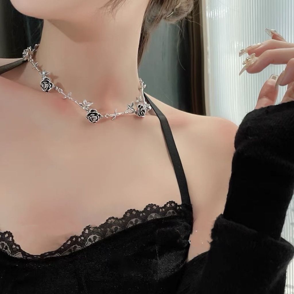 Black Camellia Rose Necklace Women's Light Luxury Niche Sweet Cool Girl Clavicle Chain Premium Girl Necklace Accessories