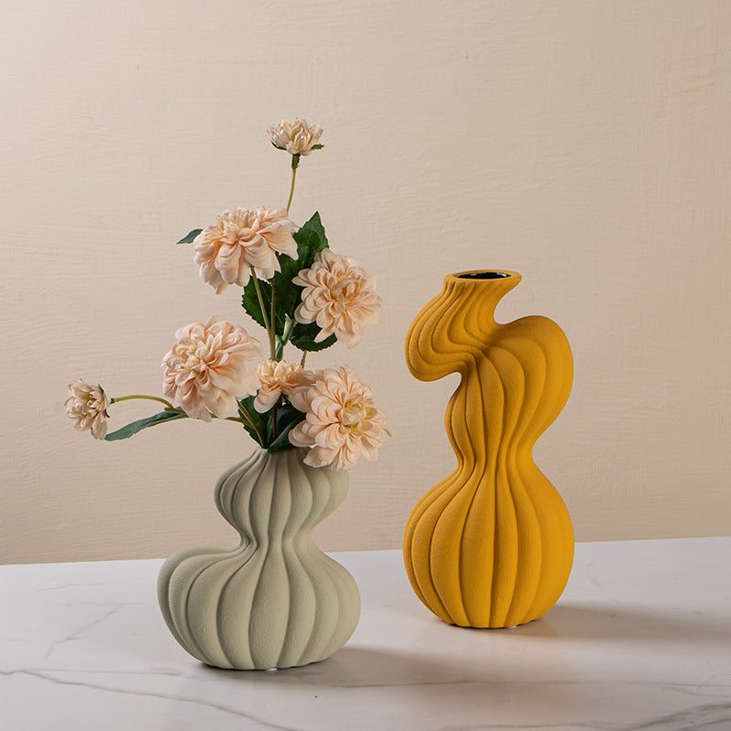 Manufacturer wholesale creative simple abstract art vase ornaments entrance wine cabinet homestay light luxury home soft decorations