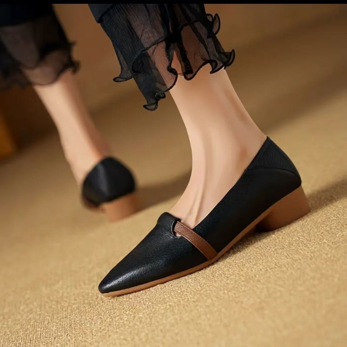 Single shoe women's new fall 2024 comfortable and versatile thick heel soft leather soft sole is not tiring to the feet, and the pointed low-heeled shoes are not tiring