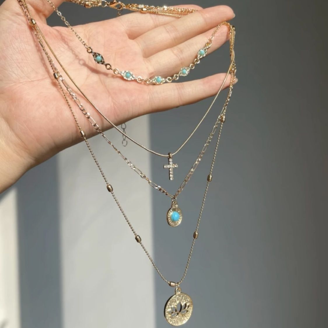 Retro hollow flower cross necklace, sweet cool style, light luxury, luxury, luxury, multi-layered clavicle chain feeling