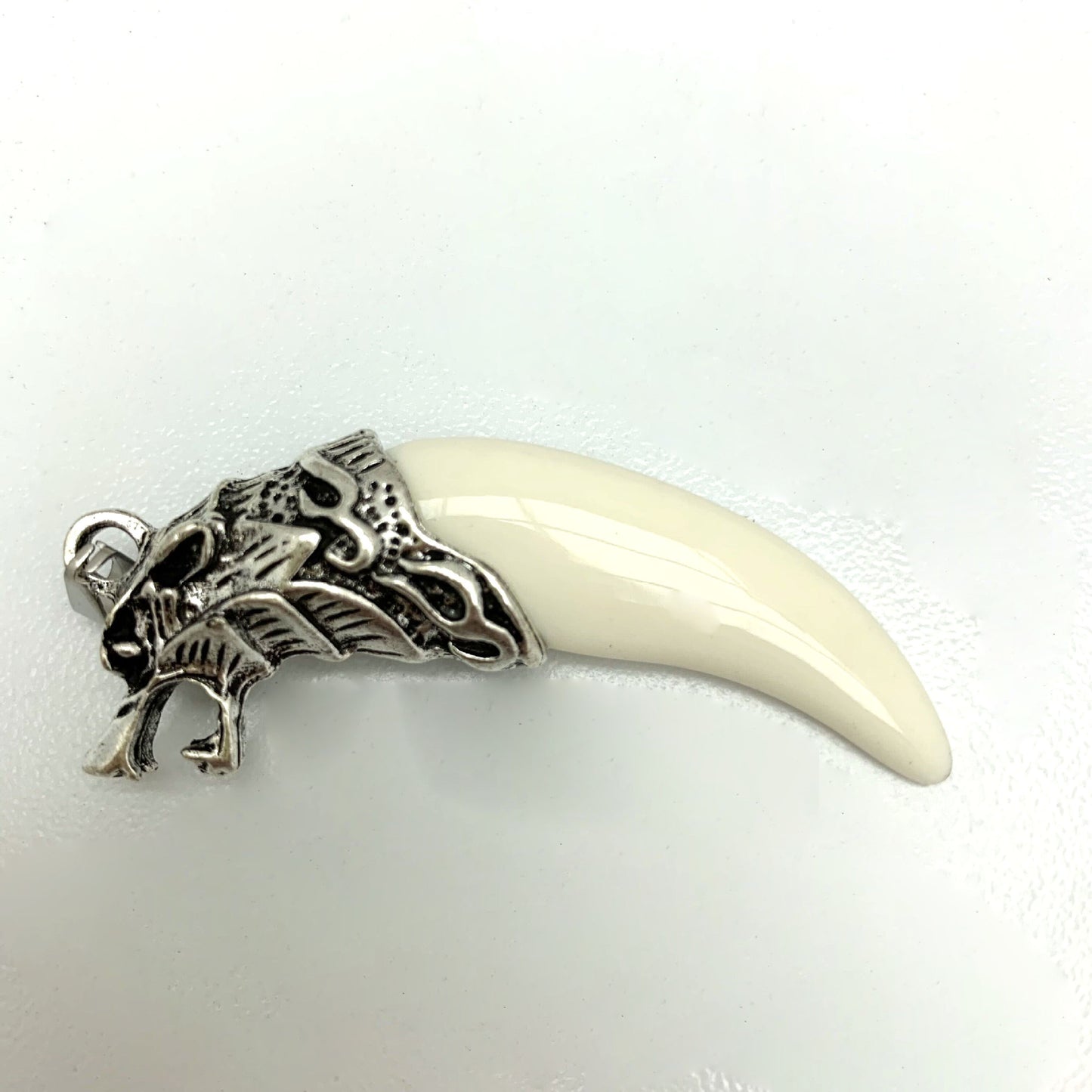 Inner Mongolia wolf tooth resin pendant men's necklace domineering hipster personality Inner Mongolia Tibetan mastiff tooth shape male and female pendants