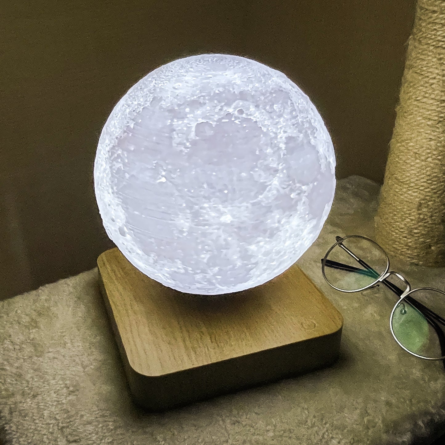 Moon maglev night light creative home furnishings high-end Internet celebrity birthday gifts Valentine's Day romantic gifts