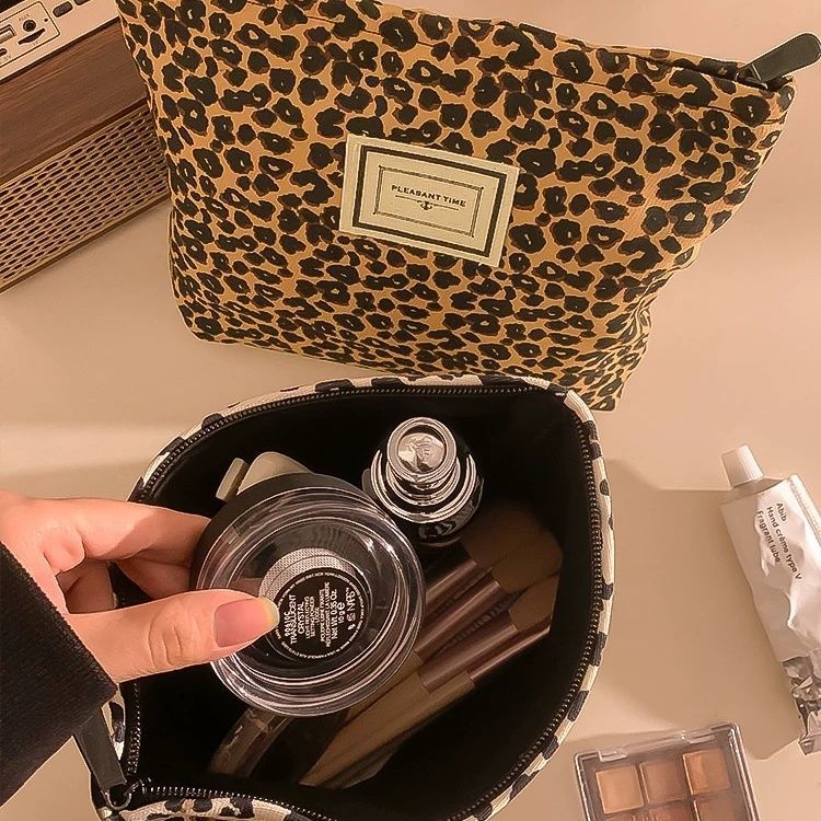 Leopard print canvas cosmetic bag, women's portable, large capacity travel carry-on skincare products, lipstick storage bag, toiletry bag