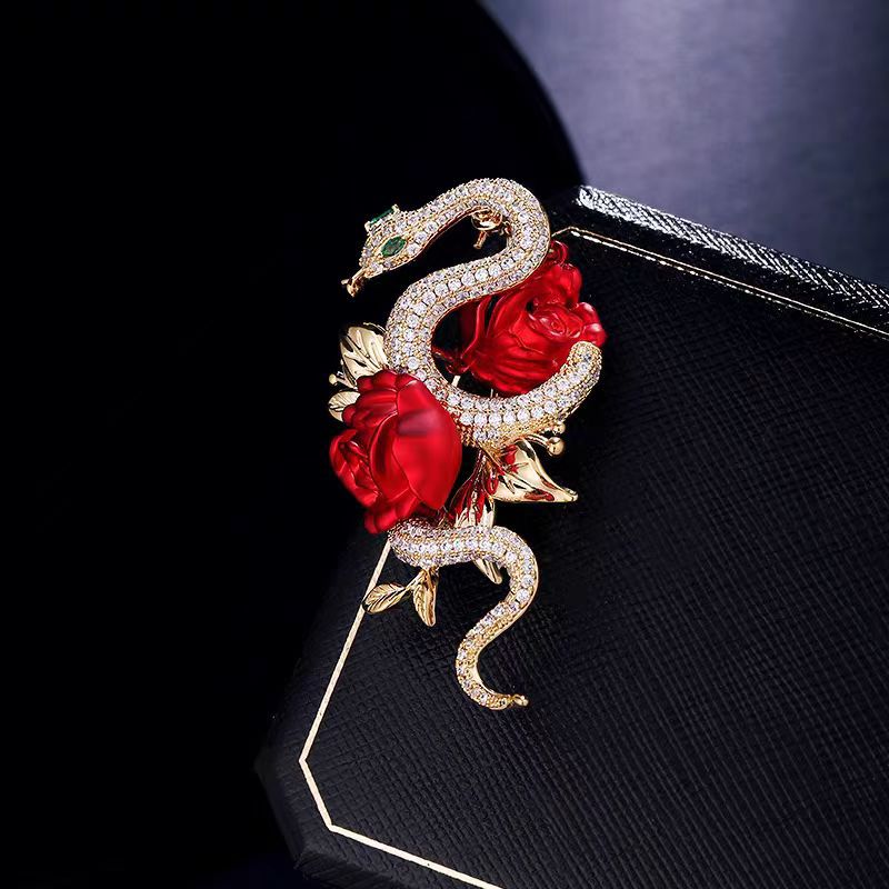 Red roses, golden snake brooches, high-end women's niche design, temperament, pins, corsage, accessories, New Year's gifts
