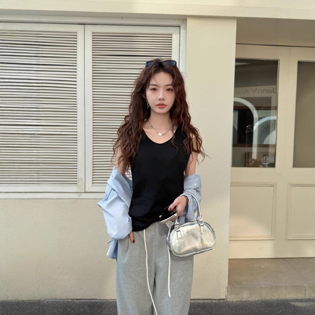 In spring and summer, it is versatile, loose and lazy, and can be worn with a small camisole, and a sleeveless top can be worn over women's underwear