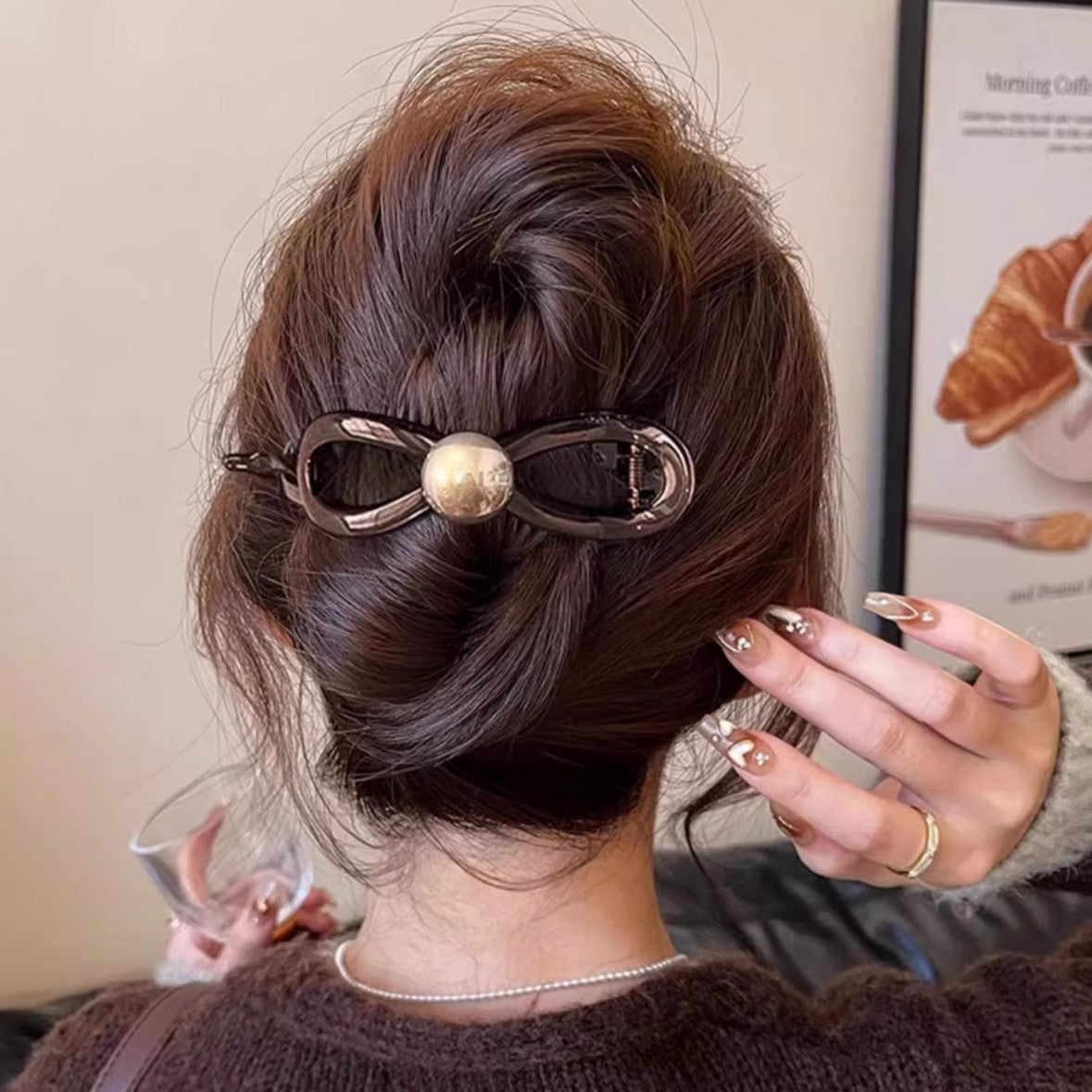 Bow pearl word grab clip women's sense of luxury 2024 new twist twist hairpin back of the head pan hairpin headpiece headpiece headwear