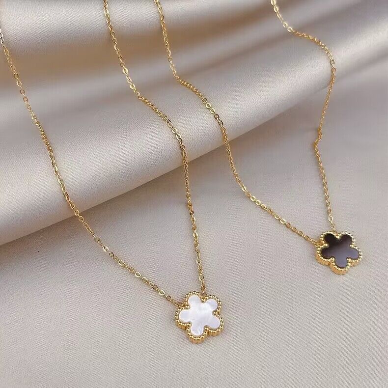 The new forest clover flower titanium steel necklace female clavicle chain is fashionable and versatile, and the jewelry pendant is fashionable