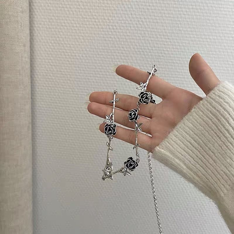 Black Camellia Rose Necklace Women's Light Luxury Niche Sweet Cool Girl Clavicle Chain Premium Girl Necklace Accessories
