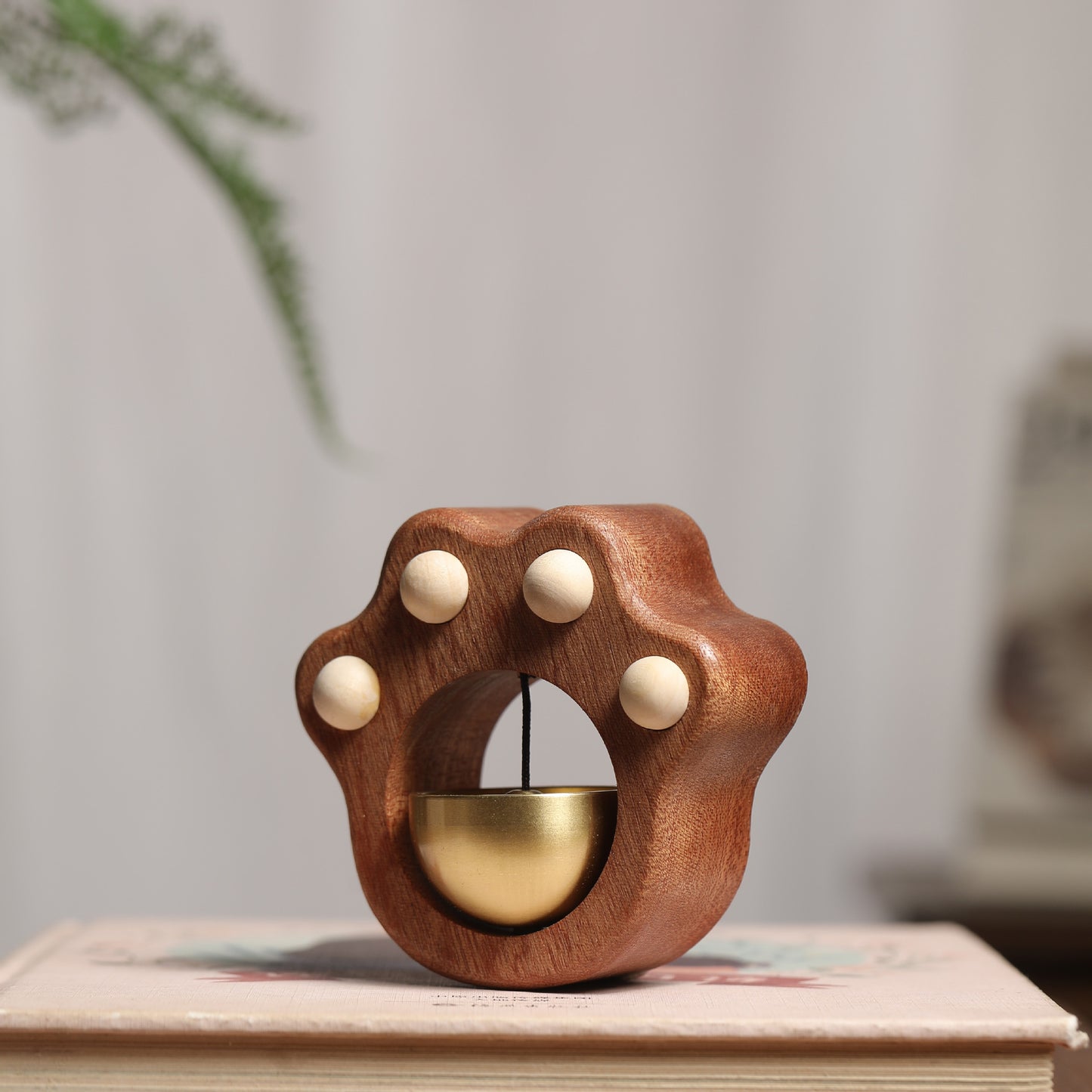 Factory direct sales ebony wood cat claw doorbell pendant creative magnetic wind chime decoration cute solid wood doorbell pendant