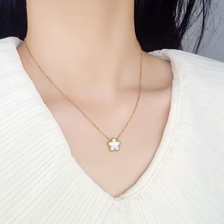 The new forest clover flower titanium steel necklace female clavicle chain is fashionable and versatile, and the jewelry pendant is fashionable