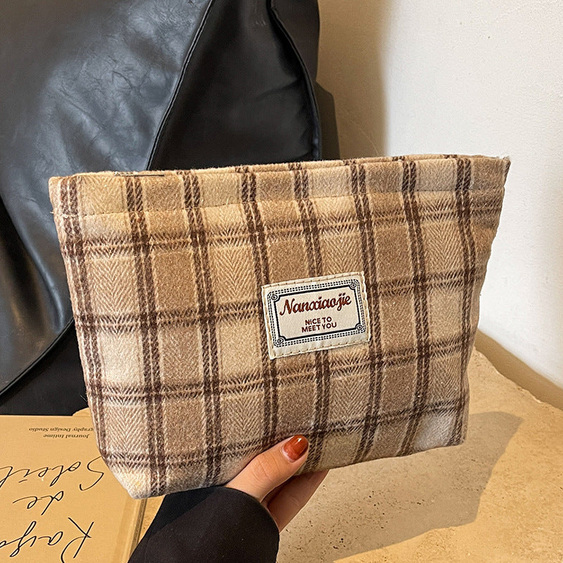 High-value hand-held cosmetic bag 2024 new large-capacity high-end sense of student travel storage toiletry bag