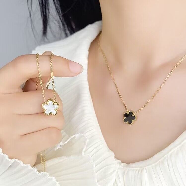 The new forest clover flower titanium steel necklace female clavicle chain is fashionable and versatile, and the jewelry pendant is fashionable