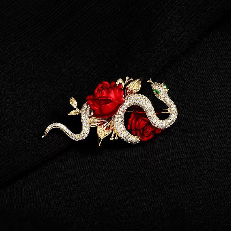 Red roses, golden snake brooches, high-end women's niche design, temperament, pins, corsage, accessories, New Year's gifts