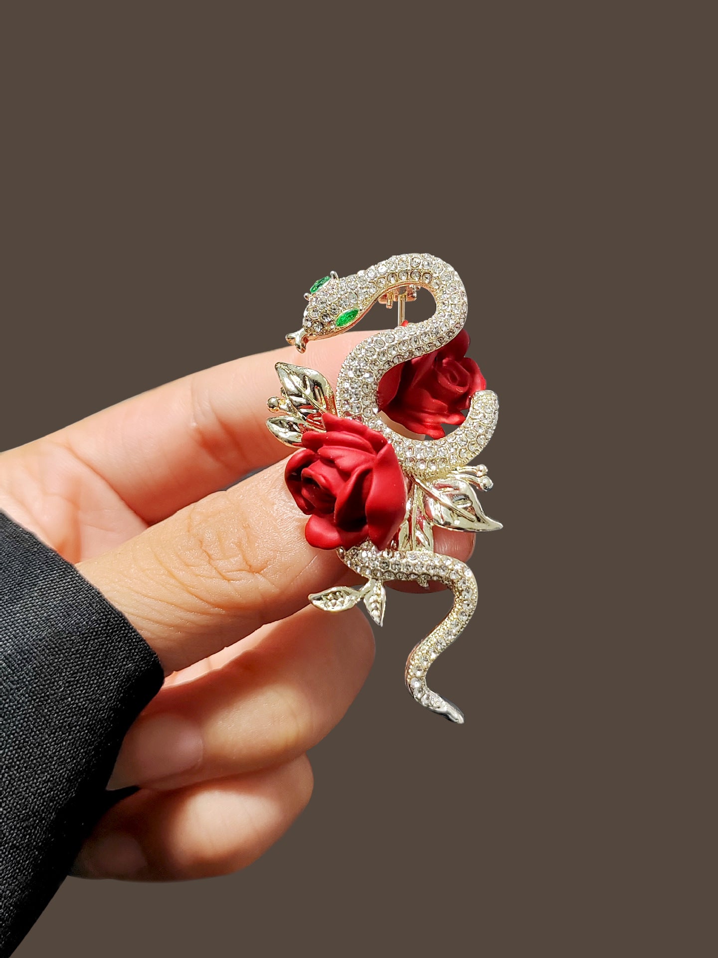 Red roses, golden snake brooches, high-end women's niche design, temperament, pins, corsage, accessories, New Year's gifts