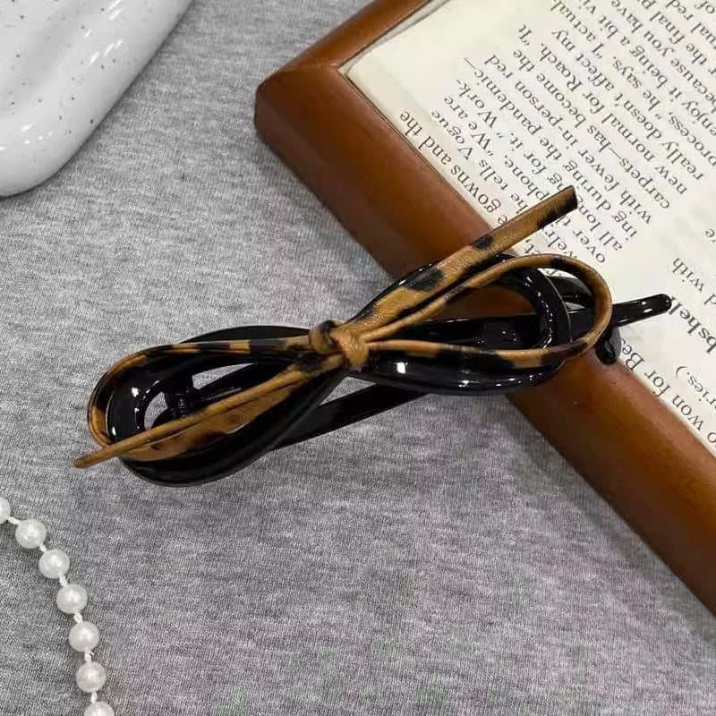 Bow pearl word grab clip women's sense of luxury 2024 new twist twist hairpin back of the head pan hairpin headpiece headpiece headwear