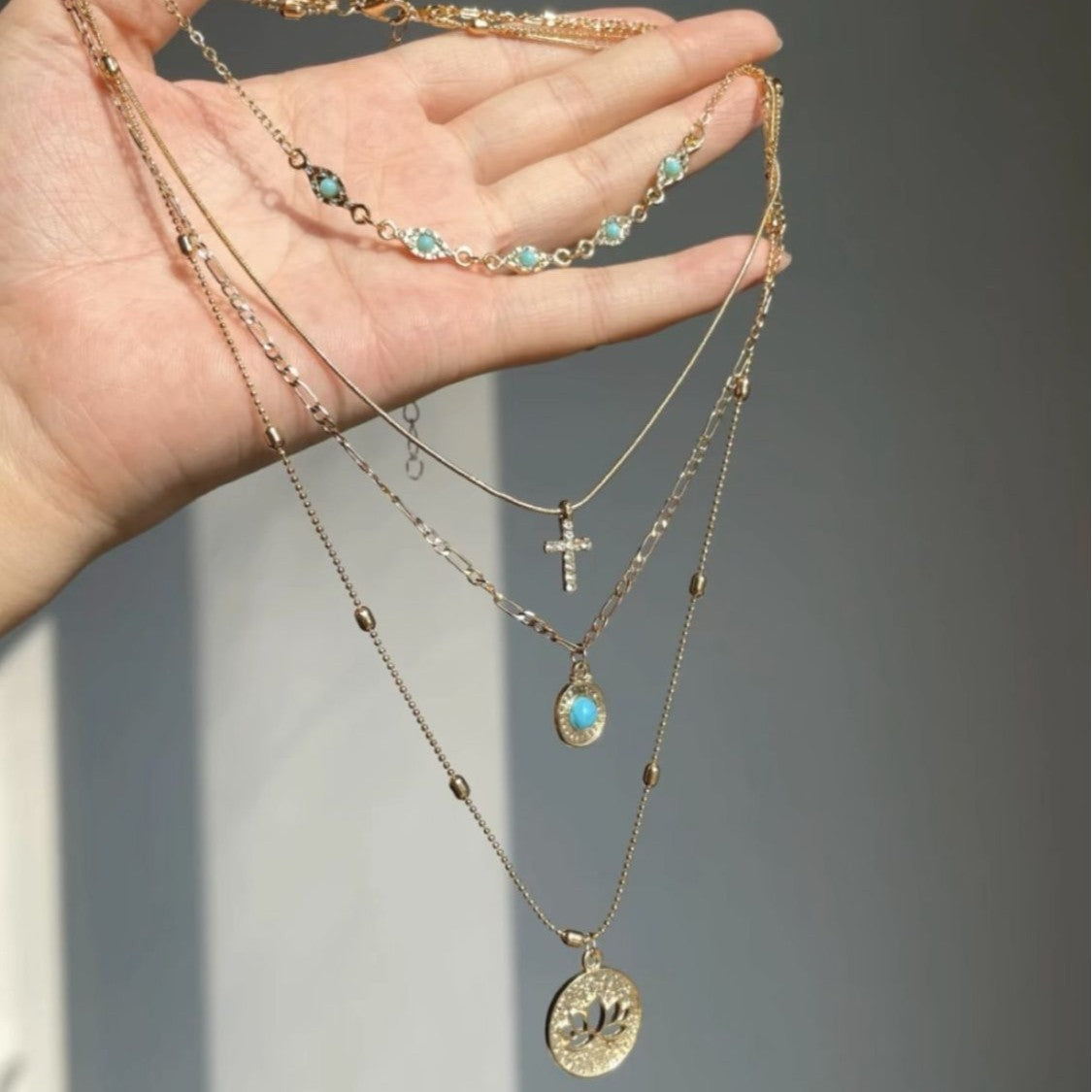 Retro hollow flower cross necklace, sweet cool style, light luxury, luxury, luxury, multi-layered clavicle chain feeling