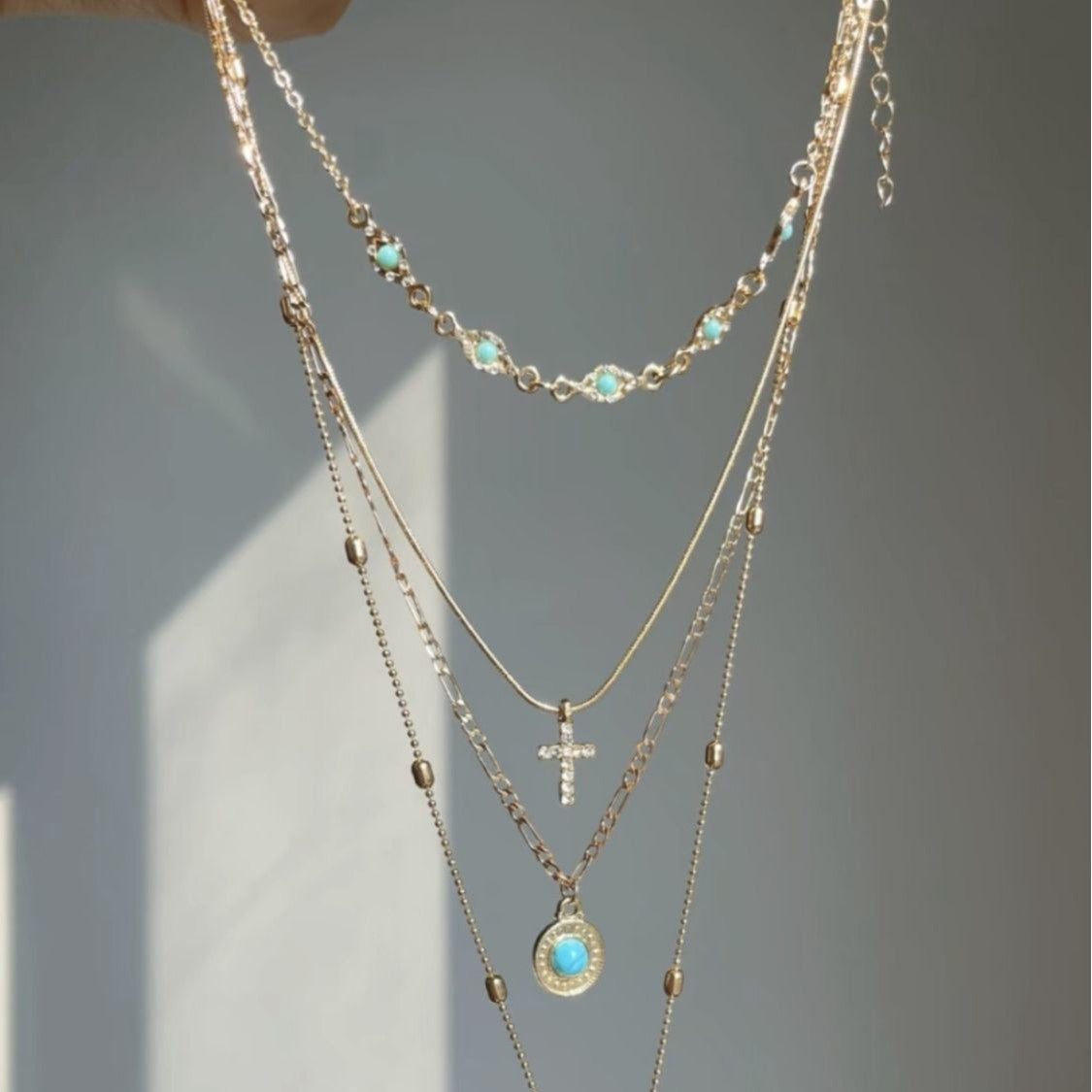 Retro hollow flower cross necklace, sweet cool style, light luxury, luxury, luxury, multi-layered clavicle chain feeling