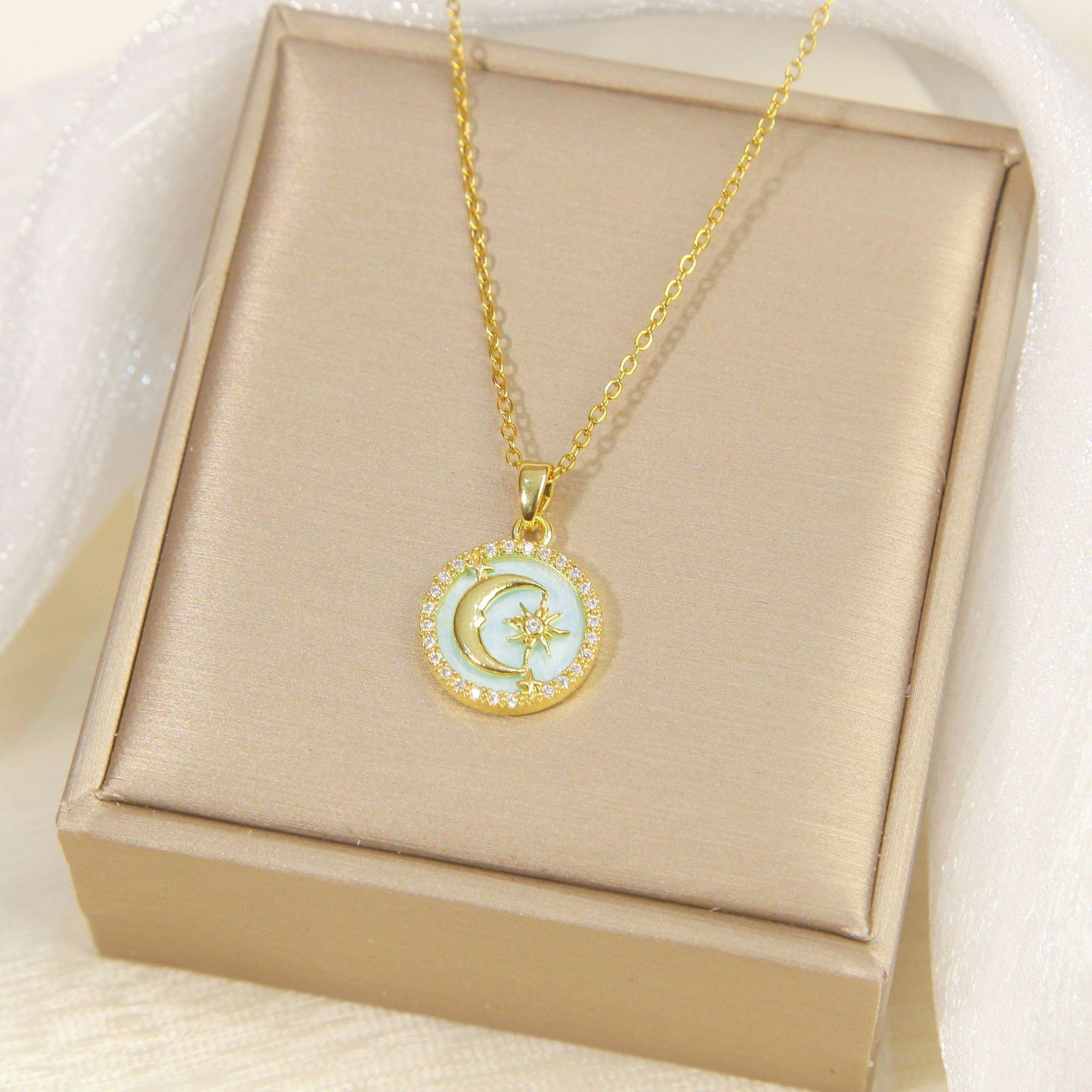 Foreign trade jewelry, star and moon necklaces, non-fading, women's light luxury, versatile, high-end copper micro-inlaid clavicle chain spot wholesale