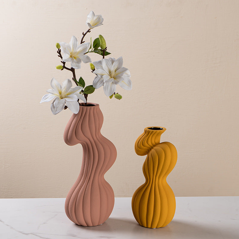 Manufacturer wholesale creative simple abstract art vase ornaments entrance wine cabinet homestay light luxury home soft decorations