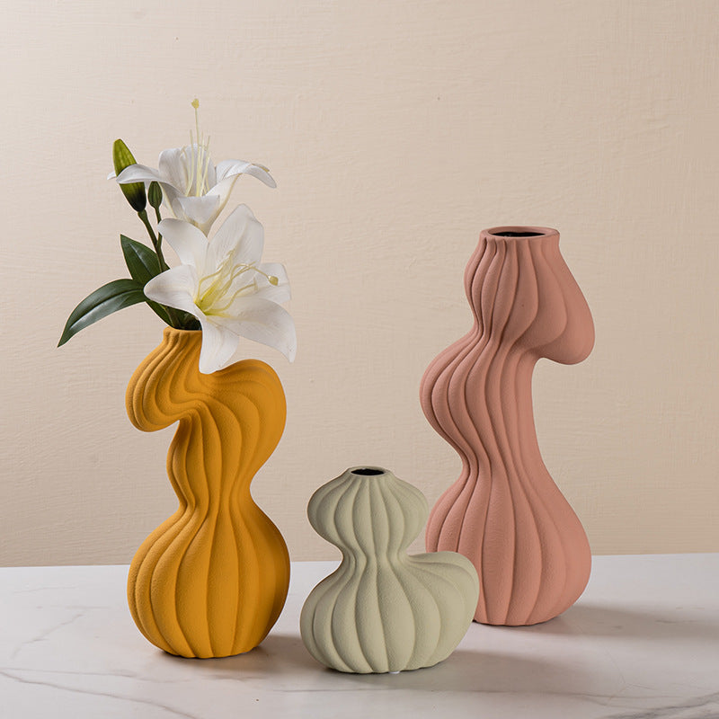 Manufacturer wholesale creative simple abstract art vase ornaments entrance wine cabinet homestay light luxury home soft decorations