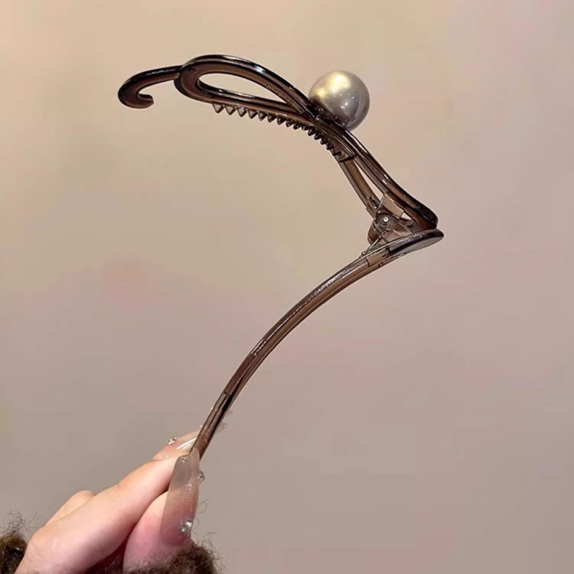 Bow pearl word grab clip women's sense of luxury 2024 new twist twist hairpin back of the head pan hairpin headpiece headpiece headwear