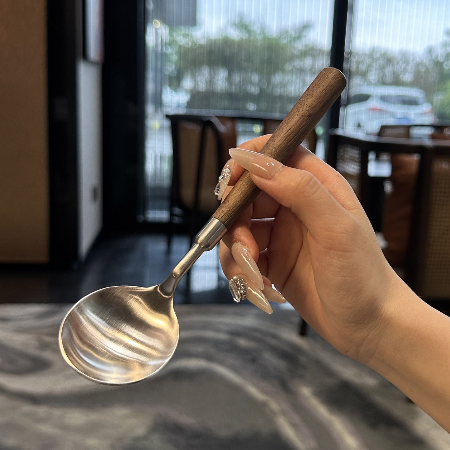 New anti-walnut grain wooden handle spoon Western dinner spoon stainless steel round spoon soup spoon dinner spoon soup spoon soup spoon bigger spoon
