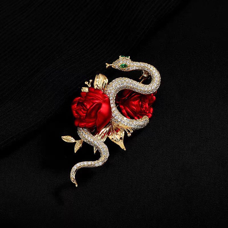 Red roses, golden snake brooches, high-end women's niche design, temperament, pins, corsage, accessories, New Year's gifts