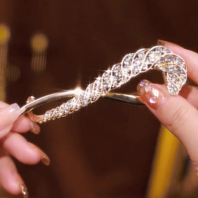 Bow pearl word grab clip women's sense of luxury 2024 new twist twist hairpin back of the head pan hairpin headpiece headpiece headwear