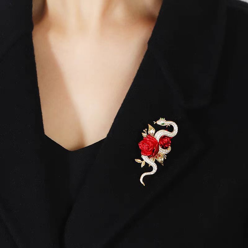 Red roses, golden snake brooches, high-end women's niche design, temperament, pins, corsage, accessories, New Year's gifts
