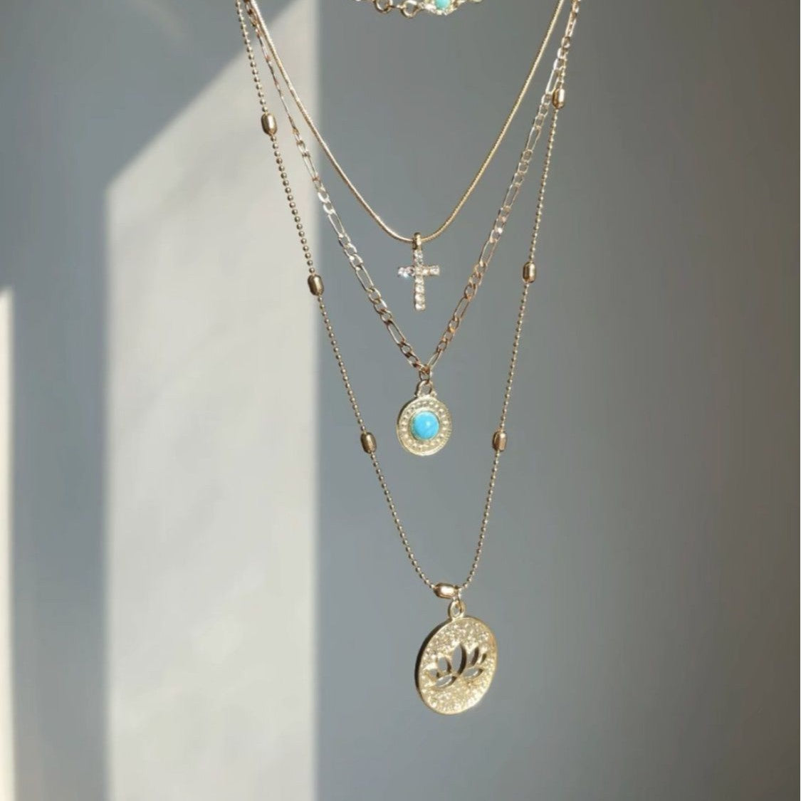 Retro hollow flower cross necklace, sweet cool style, light luxury, luxury, luxury, multi-layered clavicle chain feeling