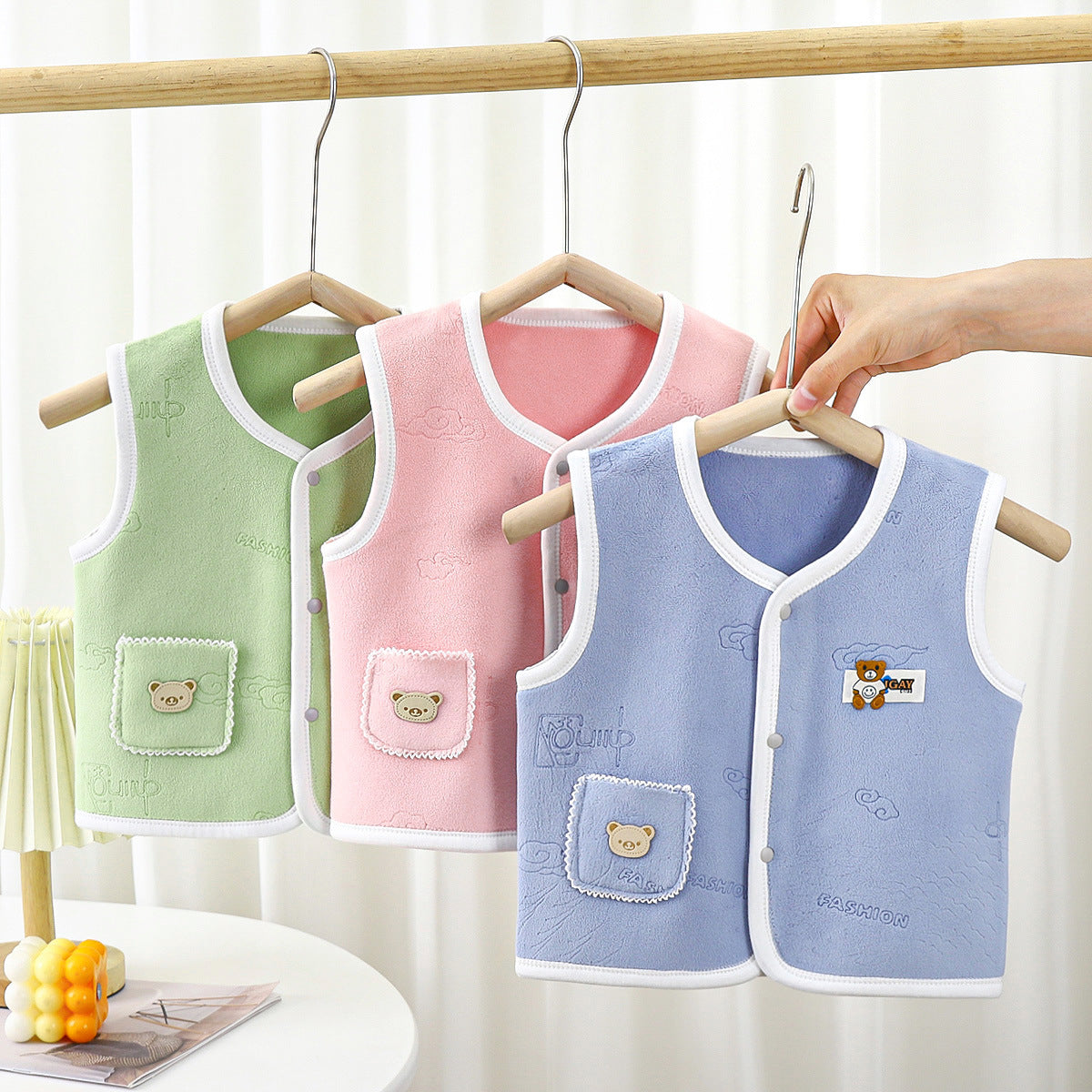 Baby vests are worn in spring and autumn for men, women and children, polar fleece warm vests, winter style baby and children's shoulder clips