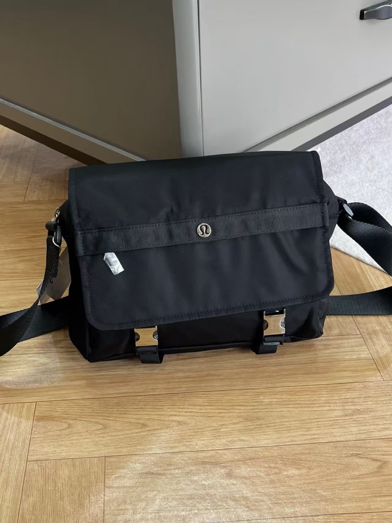 lulu reveal spot men's and women's crossbody bag lulu 6.5L messenger bag one shoulder sports computer bag leisure travel