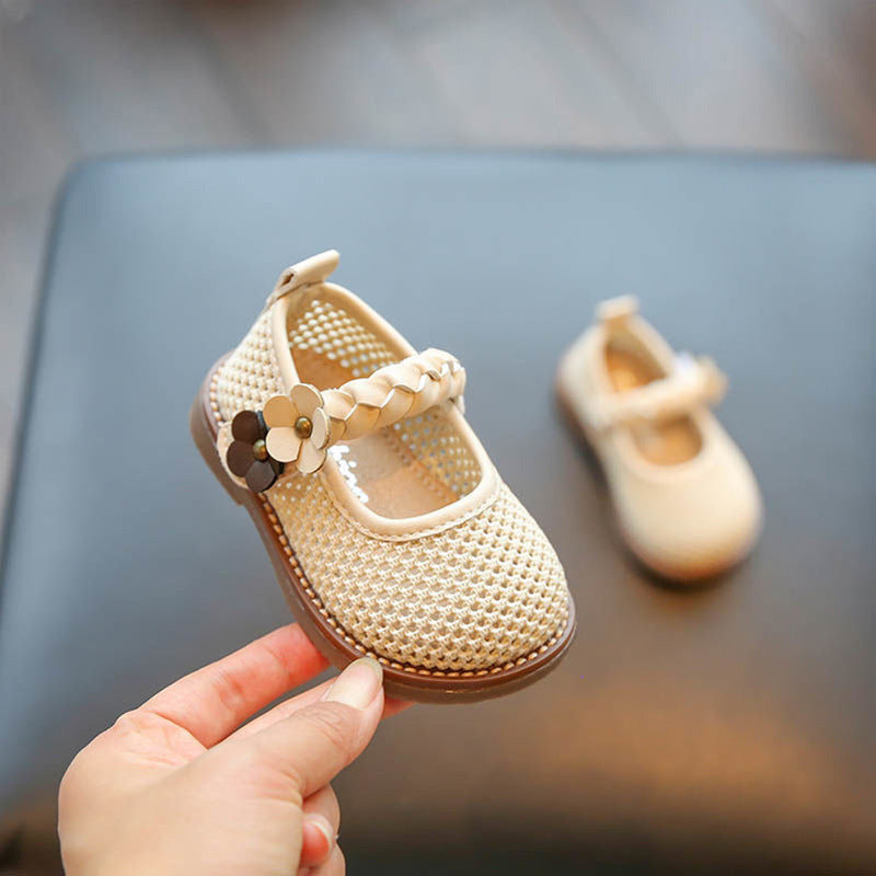 A piece of baby girl mesh hollow breathable toddler shoes 1-3 years old 2 spring summer soft-soled princess shoes for girls