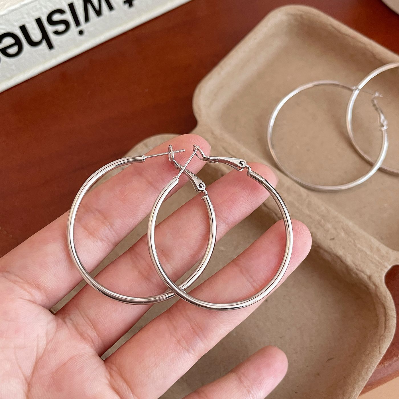 Exaggerated earrings, niche design, high-end sensory rings, earrings, new trendy temperament, slimming and versatile, cold and light wind earrings, women